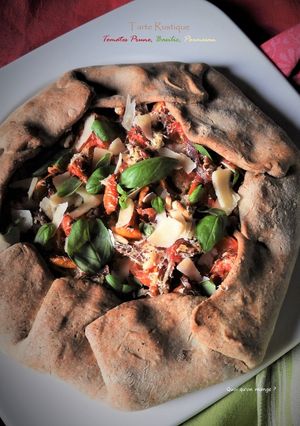 Une photo de Tarte rustique tomates Prune, basilic et parmesan