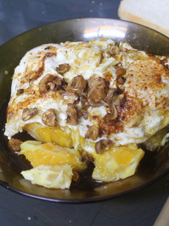 Una foto de Huevos fritos con naranja y pimentón