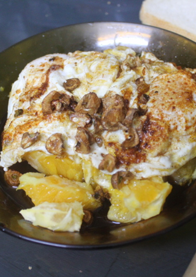 Una foto de Huevos fritos con naranja y pimentón