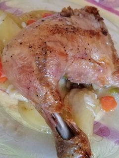 Una foto de Pollo al horno con cama de verduras