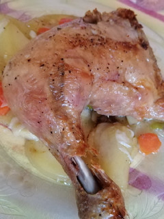 Una foto de Pollo al horno con cama de verduras