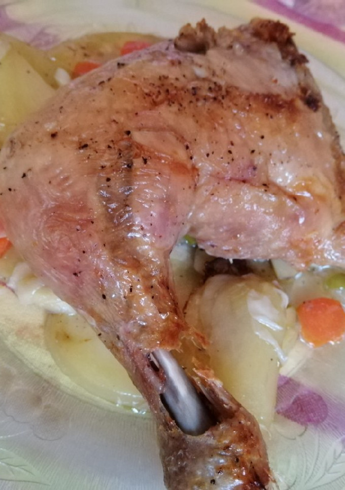 Una foto de Pollo al horno con cama de verduras