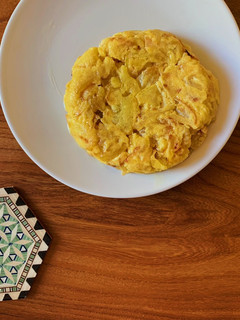 Una foto de Tortilla de patatas pequeña y jugosa