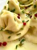 Cappellacci branzino e mascarpone, bacche di schinus e burro aromatizzato al lime ed erba cipollina