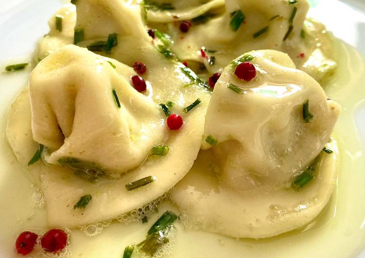 How to Make Speedy Cappellacci branzino e mascarpone, bacche di schinus e burro aromatizzato al lime ed erba cipollina