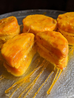 मँगो मलई सँडविच कुल्फी(mango malai sandwich kulfi recipe in marathi) रेसिपी चे मुख्य फोटो