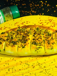 ચીઝ ગાર્લિક બ્રેડ (Cheese Garlic Bread Recipe In Gujarati) રેસીપી મુખ્ય ફોટો