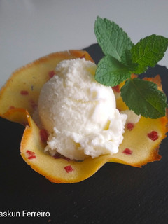 Una foto de Melón helado con barquillo de jamón (en heladera)
