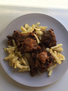 Una foto de Rabo de ternera con patatas fritas