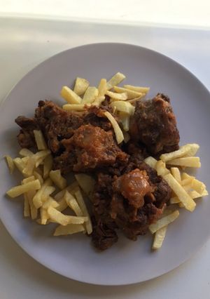 Una foto de Rabo de ternera con patatas fritas