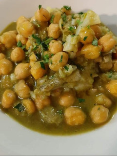 Una foto de Garbanzos con bacalao y coliflor