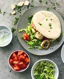 Pita con tofu, ensalada y salsa griega de yogur tzatziki. Receta vegana