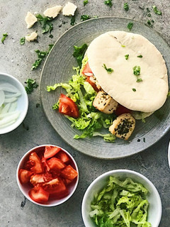 Una foto de Pita con tofu, ensalada y salsa griega de yogur tzatziki. Receta vegana