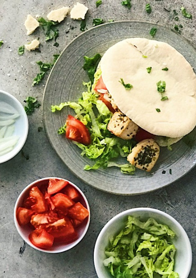 Una foto de Pita con tofu, ensalada y salsa griega de yogur tzatziki. Receta vegana