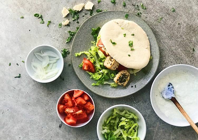 Pita con tofu, ensalada y salsa griega de yogur tzatziki. Receta vegana