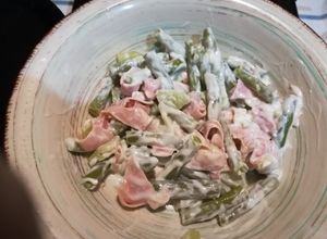 Una foto de Ensalada de jamón, habichuelas y chayotes con queso azul