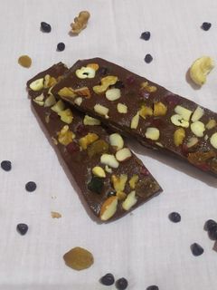ડ્રાયફ્રુટ ચોકલેટ બાર (Dryfruit Chocolate Bar Recipe In Gujarati) રેસીપી મુખ્ય ફોટો
