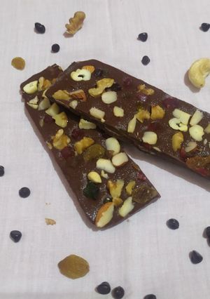 ડ્રાયફ્રુટ ચોકલેટ બાર (Dryfruit Chocolate Bar Recipe In Gujarati) રેસીપી મુખ્ય ફોટો