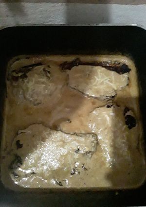 Una foto de Carne a la crema sabor panceta. Acompañado de fideos a la crema