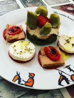 Una foto de Montados de queso fresco y atún con timbal de verduras