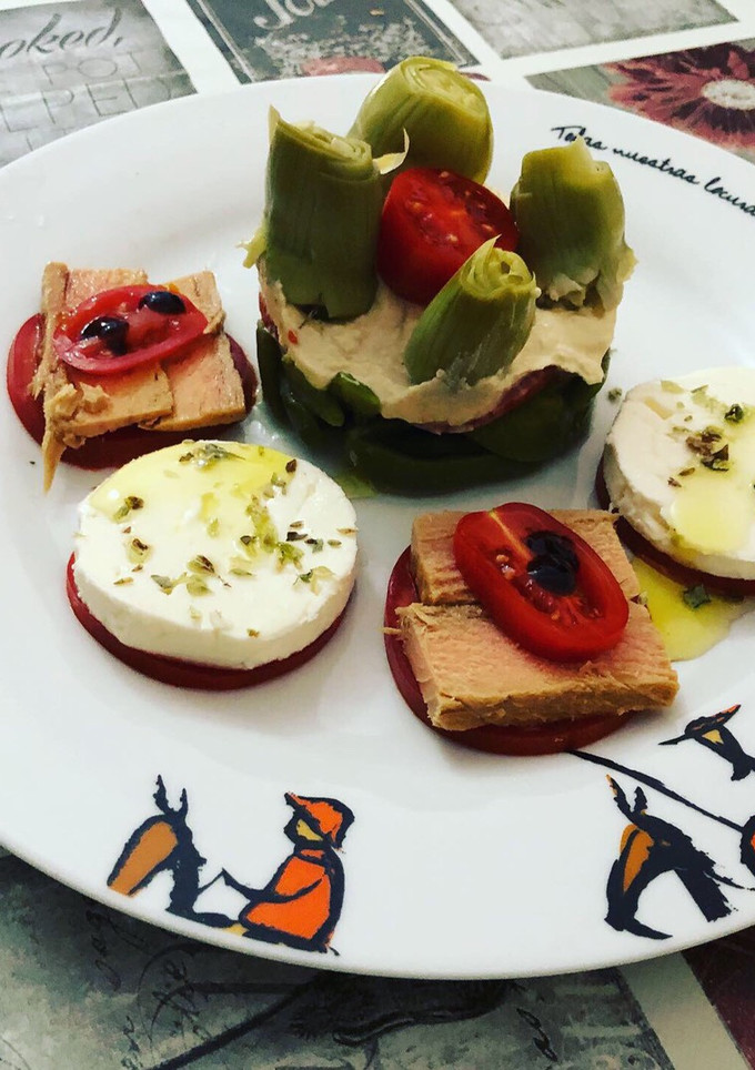 Una foto de Montados de queso fresco y atún con timbal de verduras