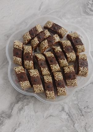 عکسی از دستور رول خرما با مغزی شکلات