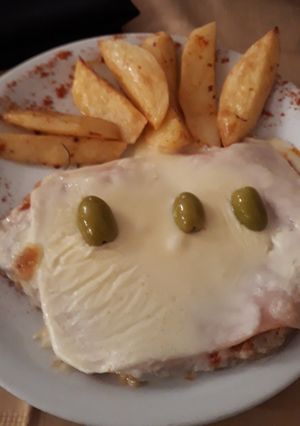 Una foto de Matambre a la pizza con papas al pimentón