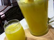 Una foto de agua de frutas