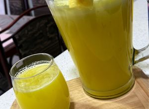Una foto de Agua Fresca de Piña