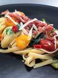 Linguine con catalogna, datterini multicolori e speck croccante