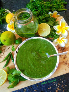 हरी धनिए की चटनी (Hari Dhaniya ki chutney recipe in hindi) रेसिपी मुख्य फोटो