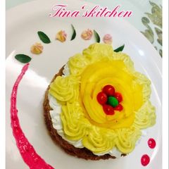 A picture of Ghewar with mango rabdi mousse.
