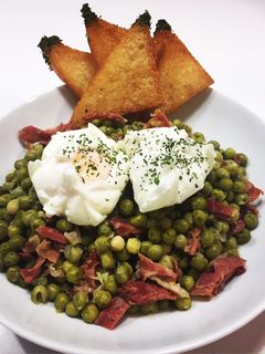 Una foto de Guisantes con jamón y huevos poché