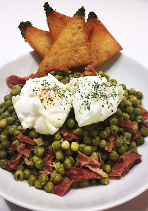 Foto principal de Guisantes con jamón y huevos poché