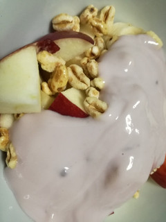 Una foto de Manzana, plátano y trigo inflado