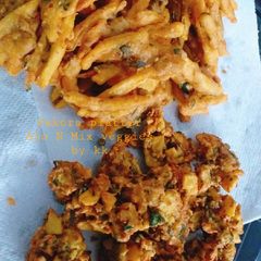 A picture of Pakoras platter(Aloo and Mix veggies).