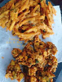A picture of Pakoras platter(Aloo and Mix veggies).