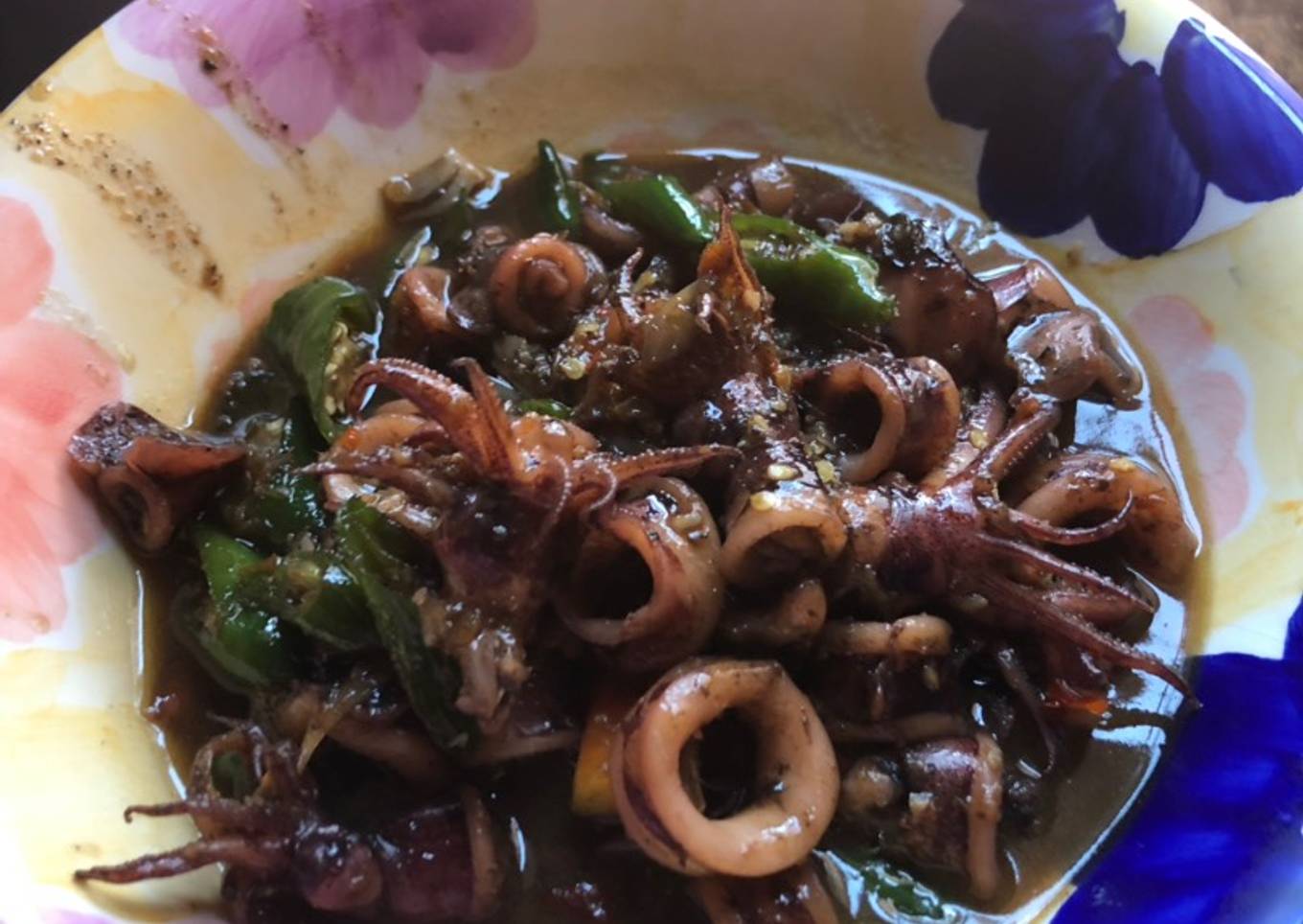 Cumi asam manis sebening tinta hitam.