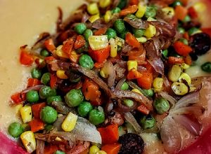 Una foto de TORTILLA ESPAÑOLA🍳con Vegetales y Chorizo Antioqueño...!🥧