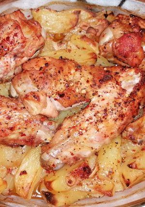Borsos sült pulykaszárnyak fűszeres burgonyaágyon 🌯🦃🧄 recept fotója