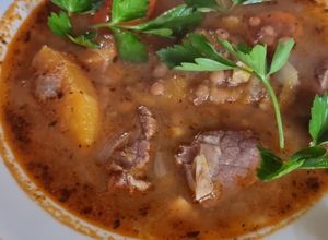 Una foto de Cazuela con lentejas y verduras
