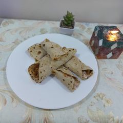 A picture of Roti chicken garlic sauce rolls.
