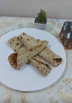 A picture of Roti chicken garlic sauce rolls.