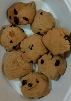 A picture of Cookies with currants # kitchen hunt challenge.