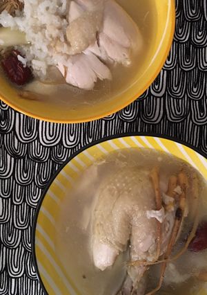 A picture of Korean ginseng chicken soup 🥣.