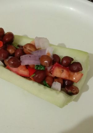 Chana chat in cucumber boat रेसिपी मुख्य फोटो