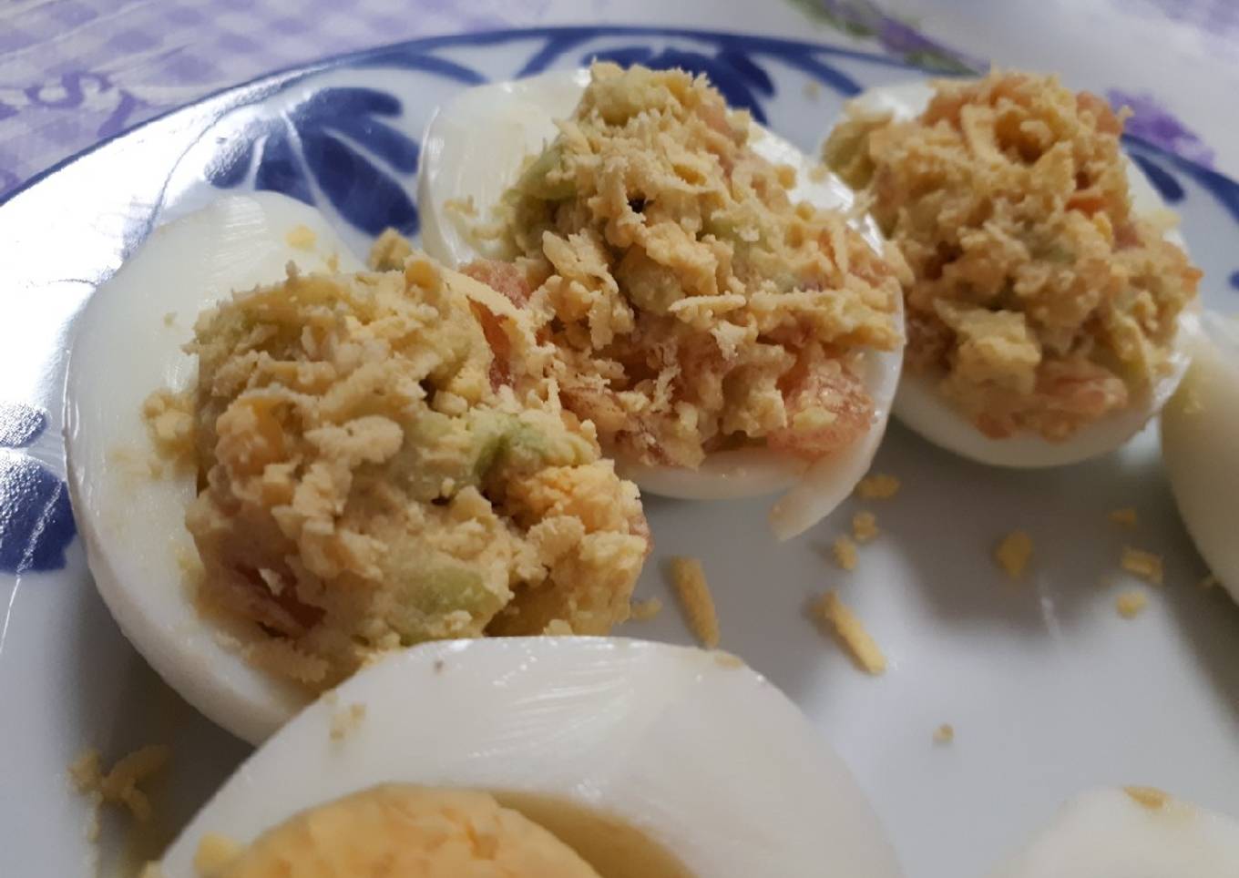 Huevos rellenos de aguacate y tomate