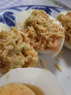 Una foto de Huevos rellenos de aguacate y tomate
