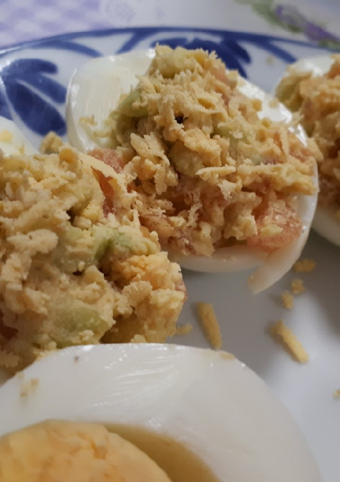 Una foto de Huevos rellenos de aguacate y tomate