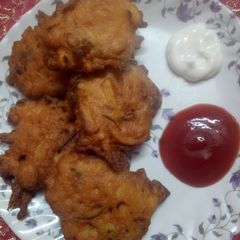 A picture of Potato besan pakoda.